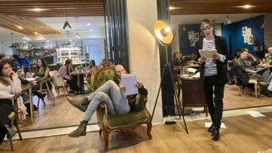 Георги Грозев и Янислава Линкова изпълняват поезия на Димчо Дебелянов в Gallery Coffee House, Ловеч